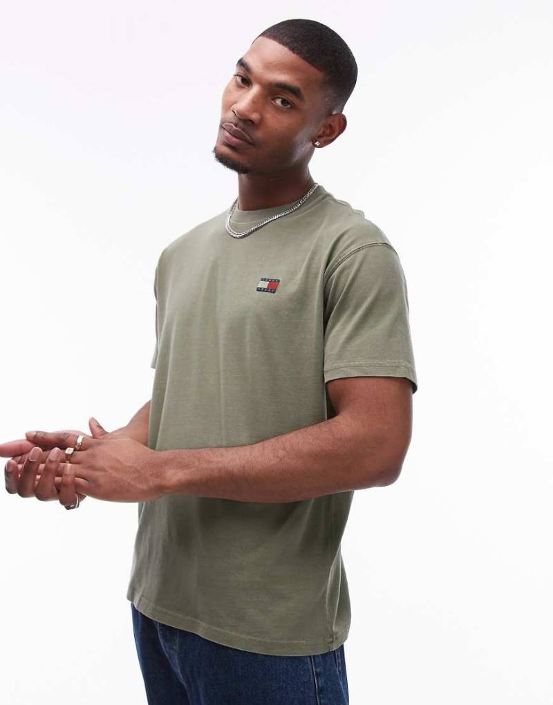 Tommy Jeans - T-Shirt in verwaschenem Khaki mit lockerem Schnitt und Logo-Aufnäher-Grün von Tommy Jeans