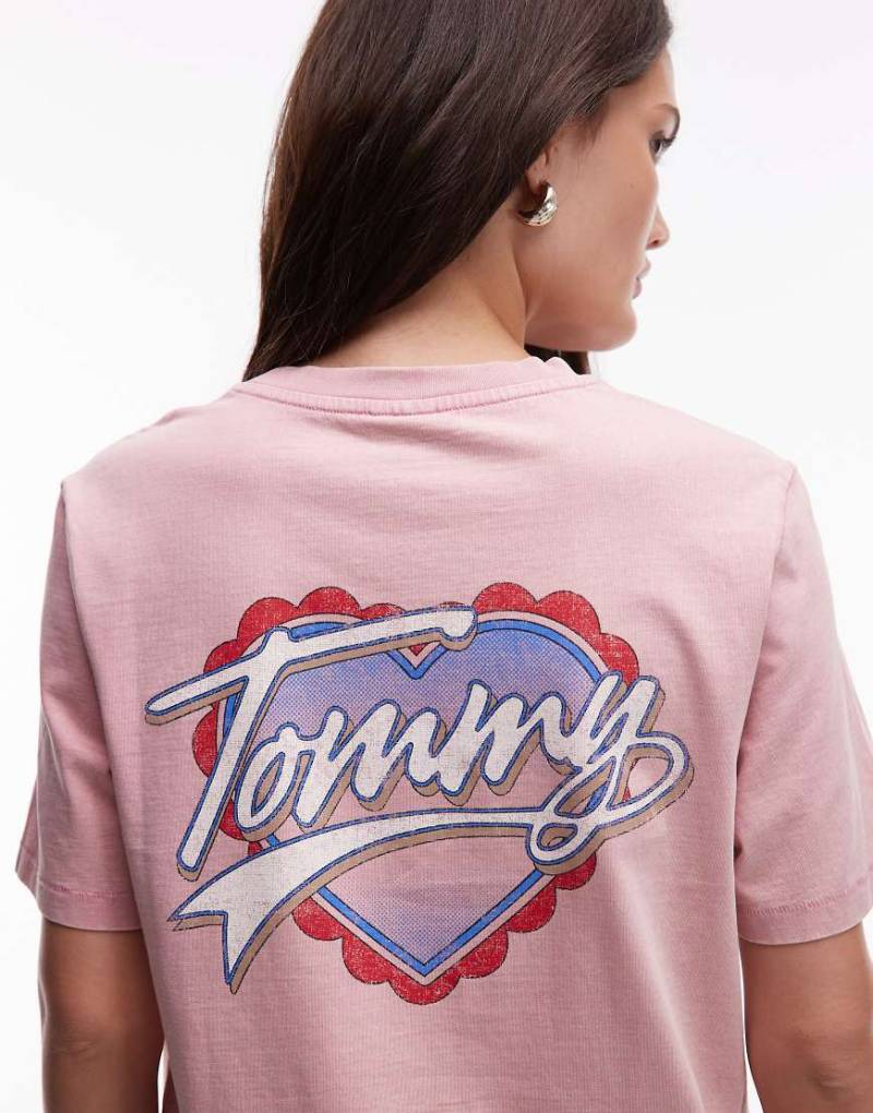 Tommy Jeans - T-Shirt in verwaschenem Rosa mit Herz-Print auf dem Rücken von Tommy Jeans