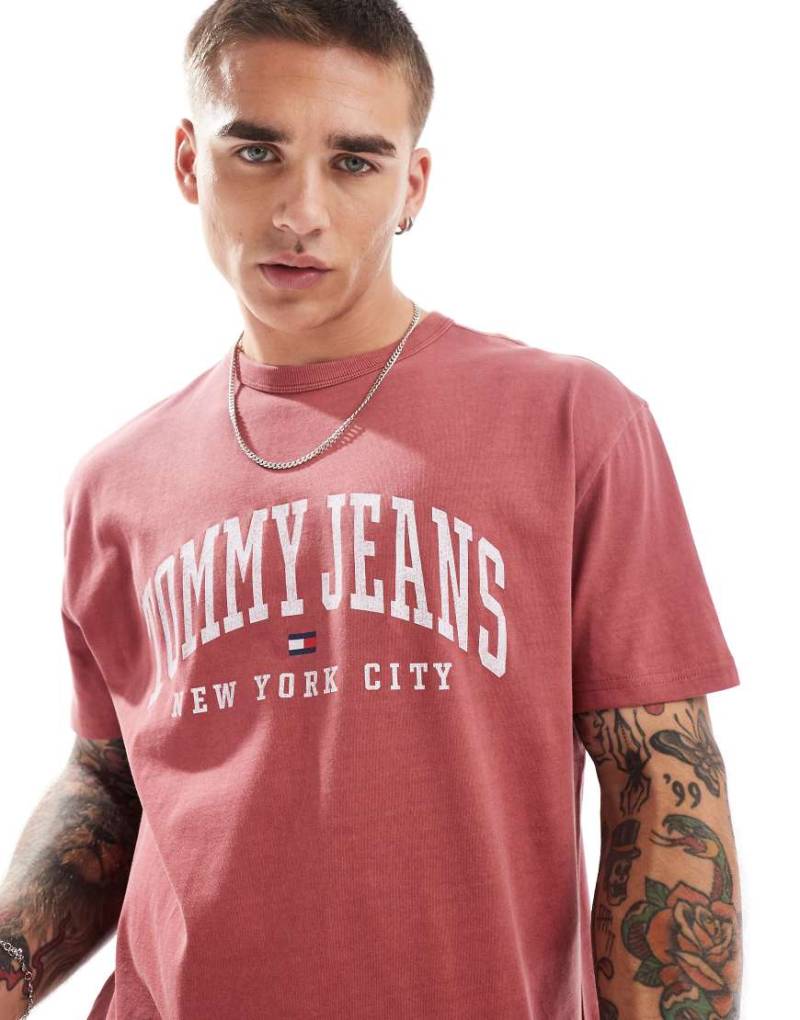 Tommy Jeans - T-Shirt in verwaschenem Rot mit College-Logo von Tommy Jeans