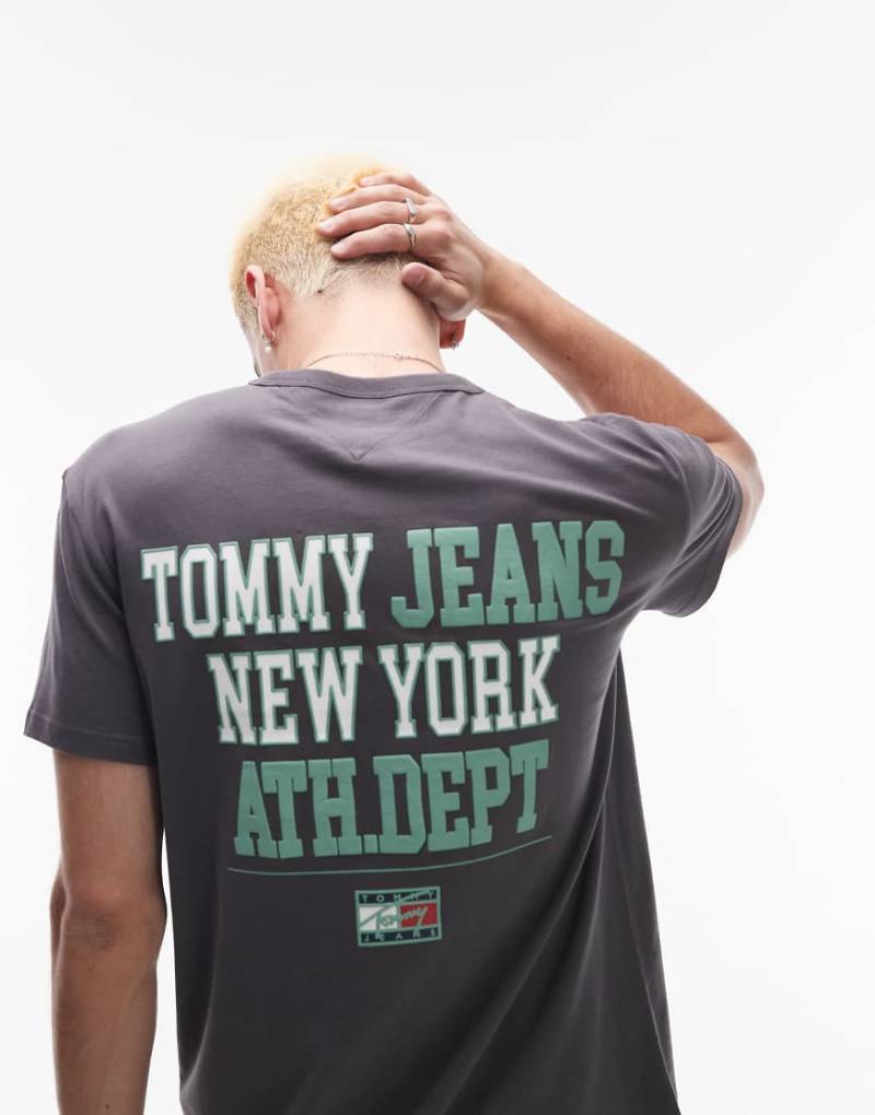 Tommy Jeans - T-Shirt in verwaschenem Schwarz mit „Athletic Dept"-Rückenprint von Tommy Jeans