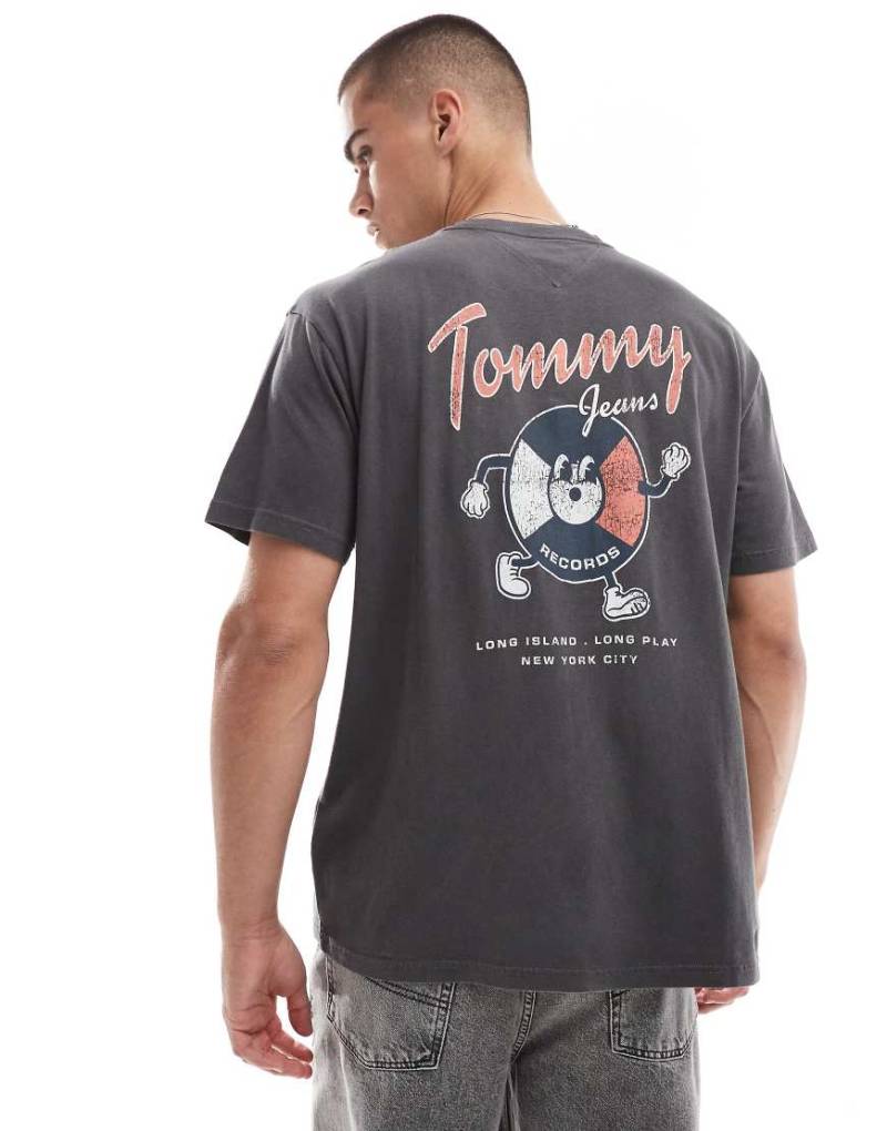 Tommy Jeans - T-Shirt in verwaschenem Schwarz mit lustigem Platten-Grafikprint auf der Rückseite von Tommy Jeans