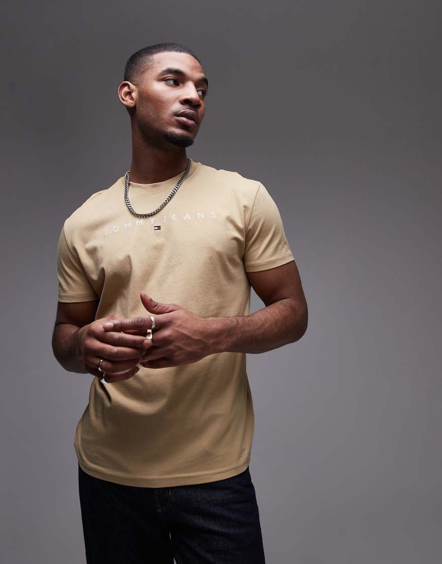 Tommy Jeans - T-Shirt mit linearem Logo in Hellbraun-Neutral von Tommy Jeans