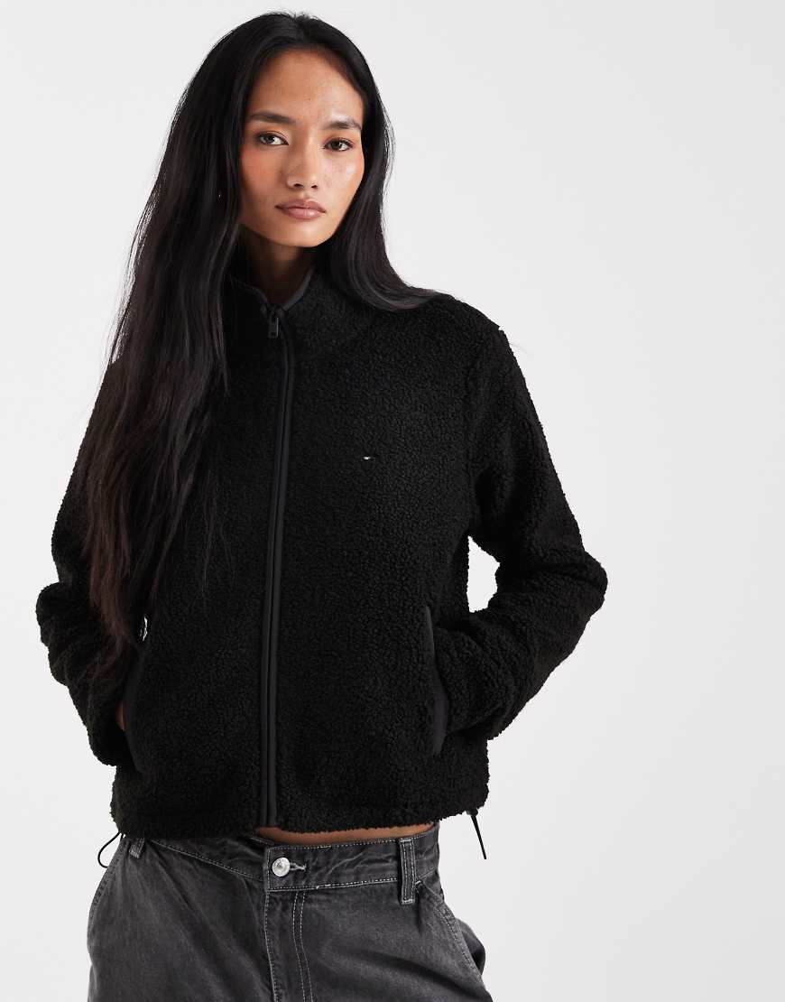 Tommy Jeans - Teddyfell-Mantel in Schwarz mit Reißverschluss und Flag-Logo von Tommy Jeans