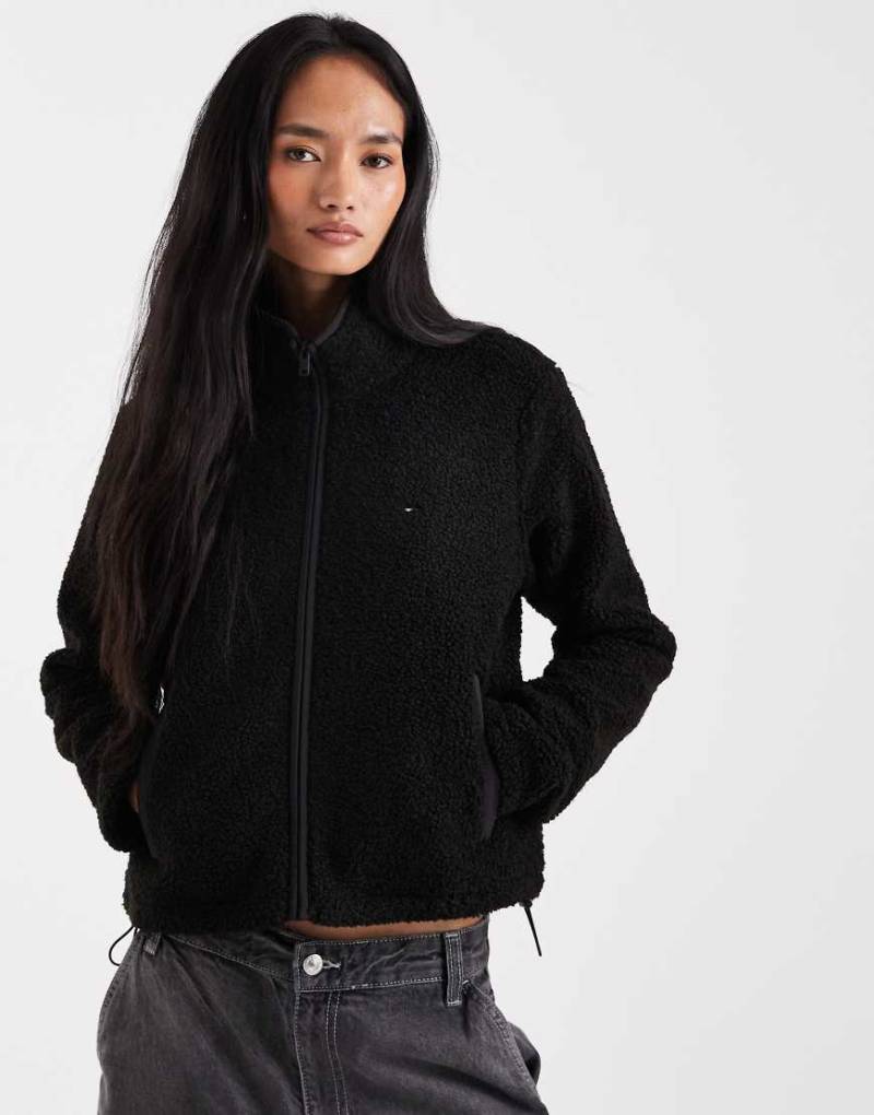 Tommy Jeans - Teddyfell-Mantel in Schwarz mit Reißverschluss und Flag-Logo von Tommy Jeans