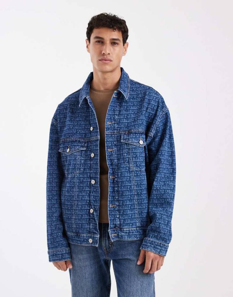 Tommy Jeans - Theo - Gemusterte Trucker-Jacke in mittelblauer Waschung mit Oversize-Passform von Tommy Jeans