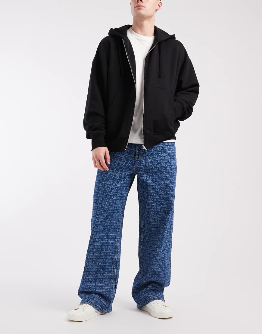 Tommy Jeans - Theo - Weite Jeans in mittelblauer Waschung mit Printmuster von Tommy Jeans