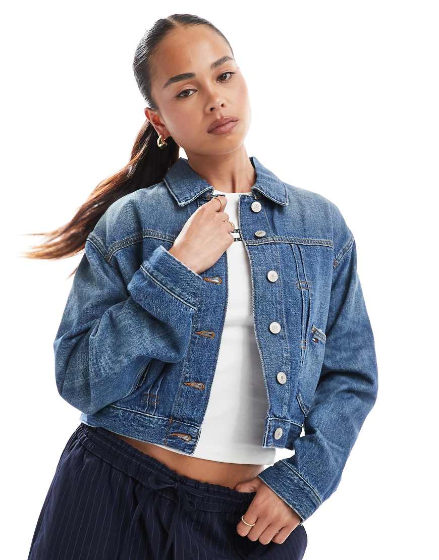 Tommy Jeans - Trucker-Jeansjacke in Mittelblau mit Faltendetail und Stickerei Tommy Jeans - Trucker-Jeansjacke in Mittelblau mit Faltendetail und Stickerei von Tommy Jeans