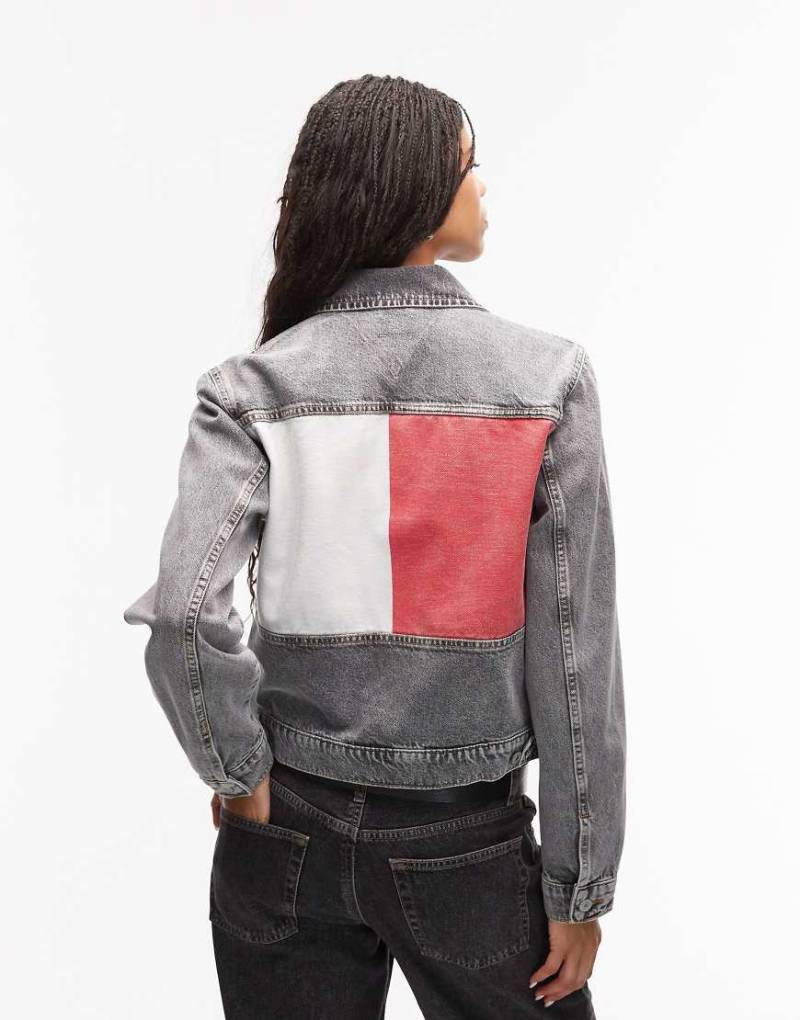 Tommy Jeans - Trucker-Jeansjacke in grauer Waschung von Tommy Jeans