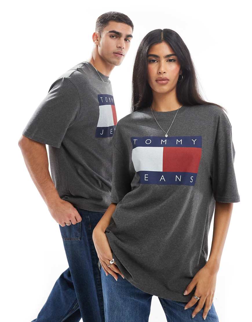 Tommy Jeans - Unisex-T-Shirt in Anthrazit mit großem Flaggenlogo-Grau Tommy Jeans - Unisex-T-Shirt in Anthrazit mit großem Flaggenlogo-Grau von Tommy Jeans