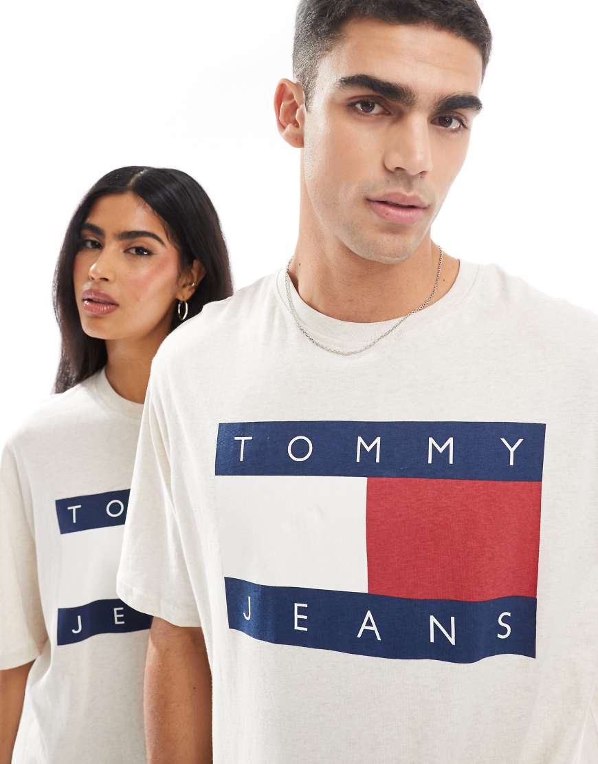Tommy Jeans - Unisex-T-Shirt in gebrochenem Weiß mit großem Flaggen-Logo von Tommy Jeans