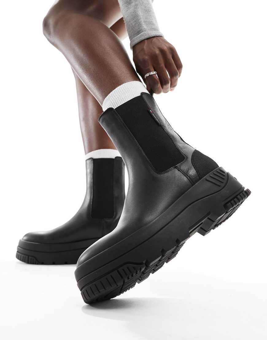 Tommy Jeans - Urban - Chelsea-Boots in Schwarz mit flacher Plateausohle Tommy Jeans - Urban - Chelsea-Boots in Schwarz mit flacher Plateausohle von Tommy Jeans