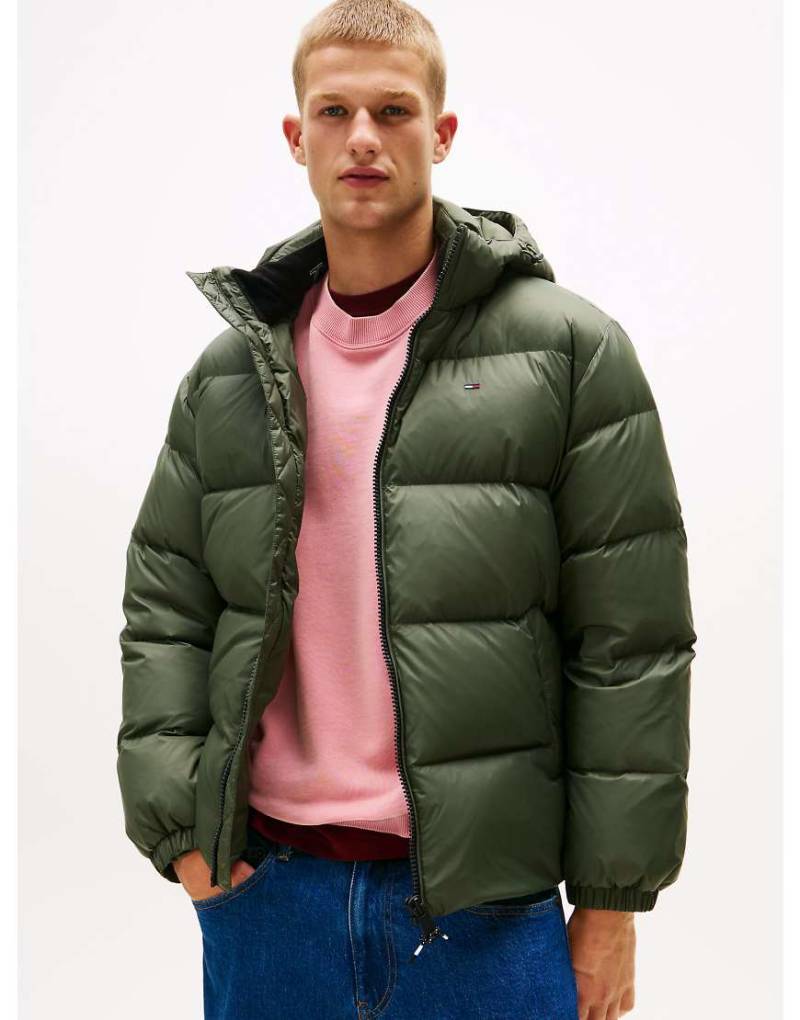 Tommy Jeans - Wasserabweisende Steppjacke mit Kapuze und Daunen in Grün Tommy Jeans - Wasserabweisende Steppjacke mit Kapuze und Daunen in Grün von Tommy Jeans
