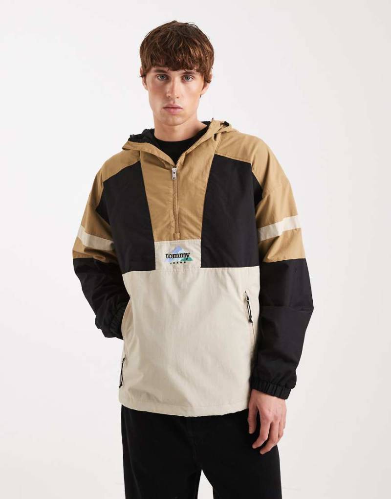 Tommy Jeans - Wasserfester Anorak im Colour-Block-Design in Braun und Schwarz mit Kapuze-Brown von Tommy Jeans
