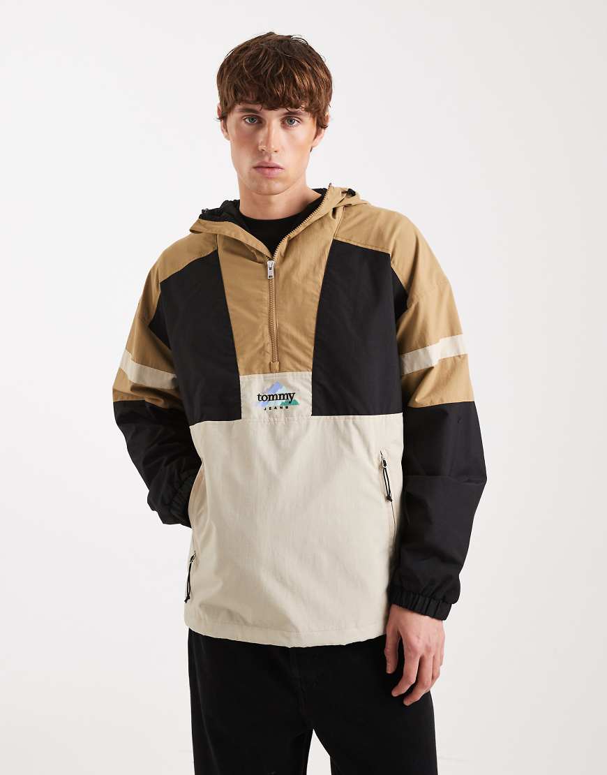 Tommy Jeans - Wasserfester Anorak im Colour-Block-Design in Braun und Schwarz mit Kapuze-Brown von Tommy Jeans