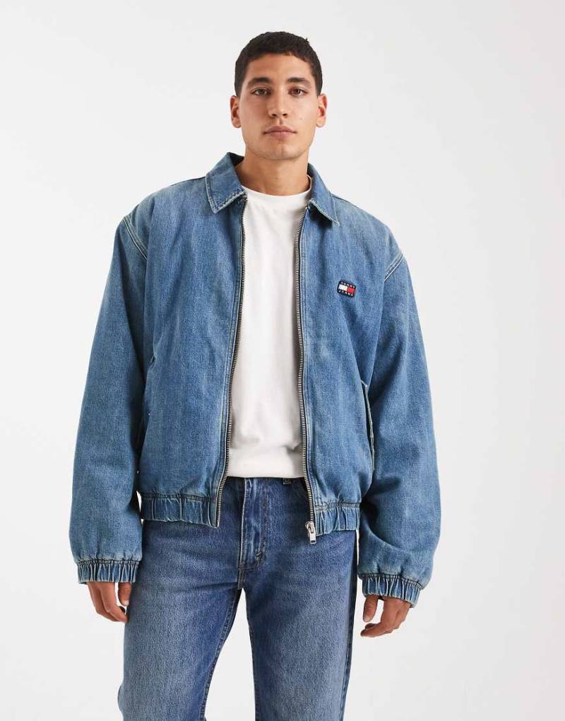 Tommy Jeans - Wattierte Jeans-Bomberjacke in verwaschenem Mittelblau mit Kragen von Tommy Jeans