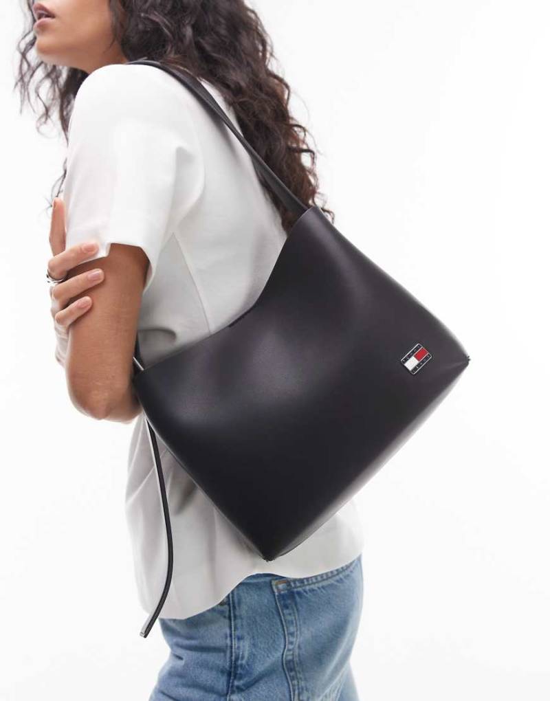 Tommy Jeans - Weiche, eckige Schultertasche in Schwarz von Tommy Jeans