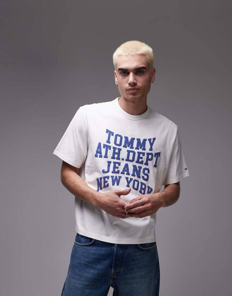Tommy Jeans - Weißes Oversize-T-Shirt mit College-Logo Tommy Jeans - Weißes Oversize-T-Shirt mit College-Logo von Tommy Jeans