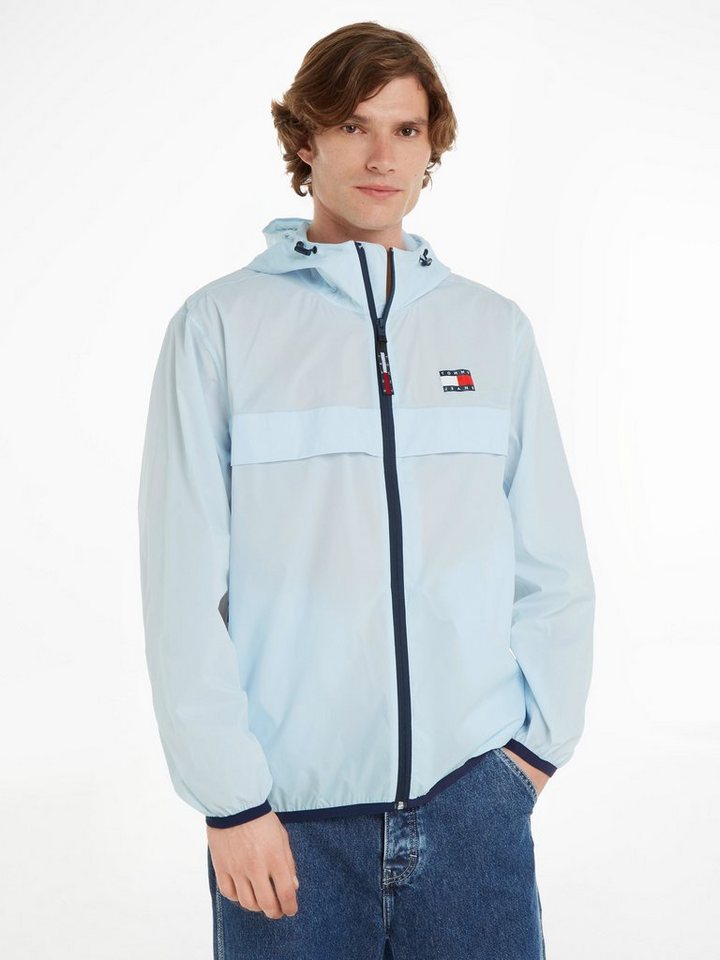 Tommy Jeans Windbreaker TJM PCKABLE TECH CHICAGO ZIPTHRU mit Logo auf der Brust von Tommy Jeans