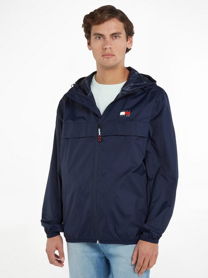 Tommy Jeans Windbreaker TJM PCKABLE TECH CHICAGO ZIPTHRU mit Logo auf der Brust von Tommy Jeans