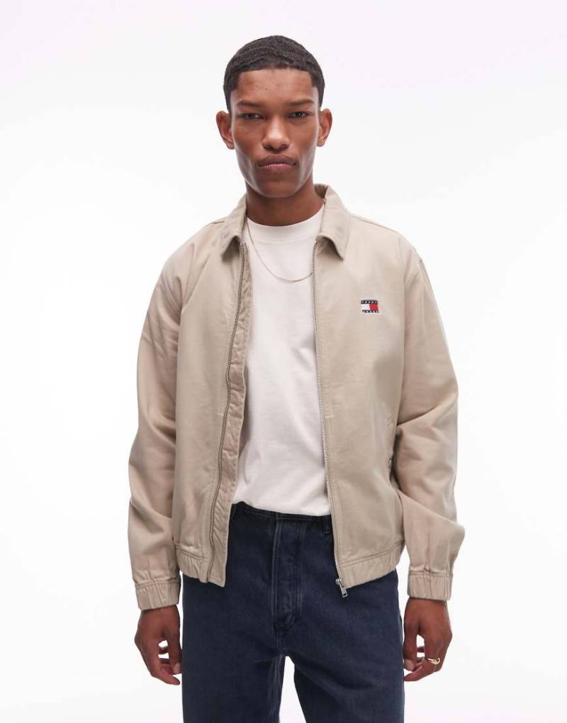 Tommy Jeans - Workwear-Jacke mit Flaggenprint auf dem Rücken-Braun von Tommy Jeans