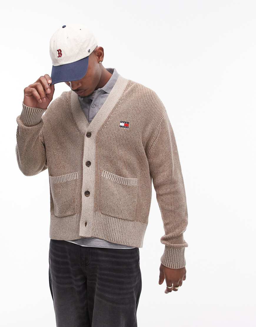 Tommy Jeans - Zweifarbige Strickjacke in Braun mit Logo-Aufnäher von Tommy Jeans
