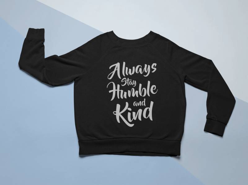 Bleiben Sie Immer Bescheiden Und Freundlich. Pullover Mit Inspirierendem Zitat Tsc014, Geschenk Für Papa von TommysShirtCreations