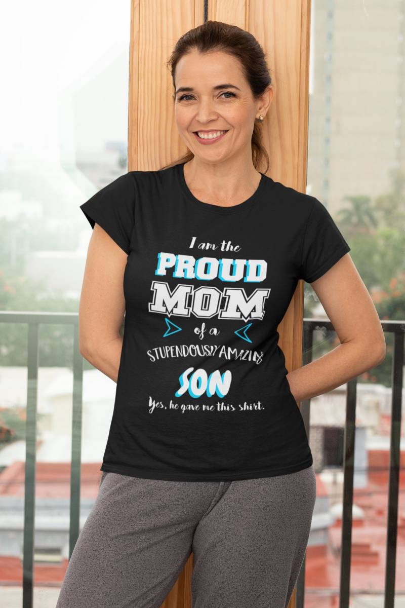 Ich Bin Die Stolze Mutter Eines Tollen Sohnes, T-Shirt Zum Muttertag, Geschenk Vom Sohn, Mama Tsc094 von TommysShirtCreations