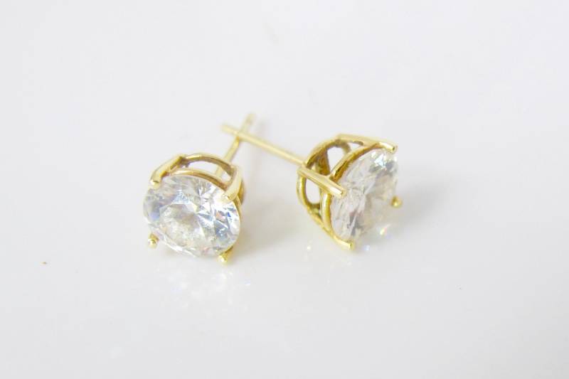 Vintage 14K Gelbgold Cubic Zirconia Ohrstecker Vintage 14K Gelbgold Cubic Zirconia Ohrstecker von TonettesTreasures
