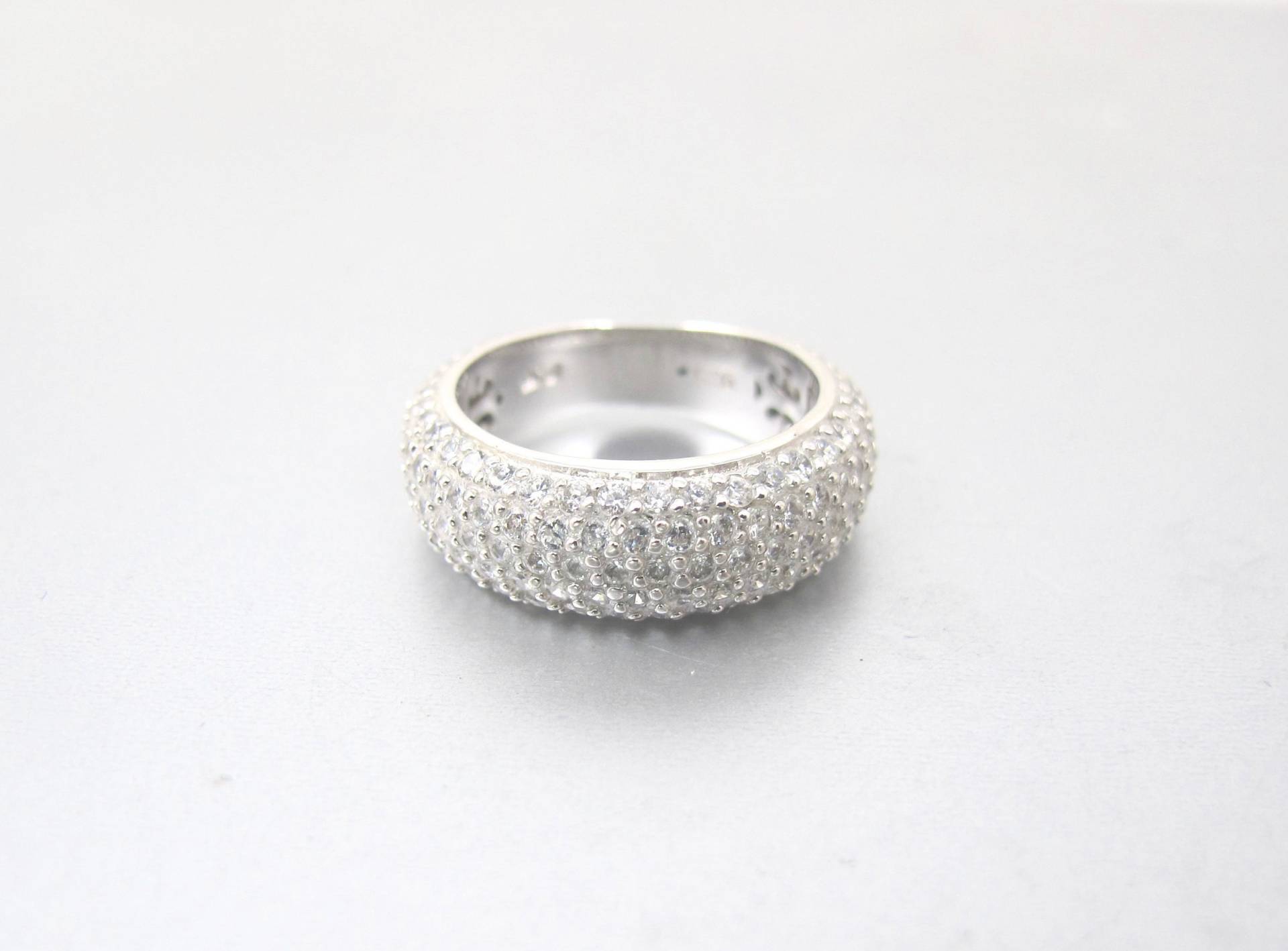Vintage Sterling Silber Cz Eternity Bandring - Größe 6 Vintage Sterling Silber Cz Eternity Bandring - Größe 6 von TonettesTreasures