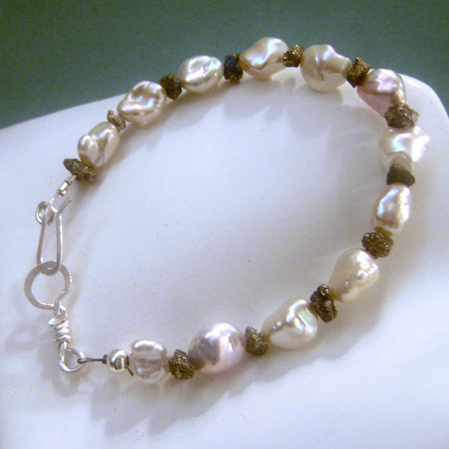 Bio, Keishe, Keshe, Perle & Pyrit Armband, Narren Gold, Silbrig Pyrit, Sterling Silber, Feminin, Rustikal, Geschenke Für Sie, Handgefertigt Bio, Keishe, Keshe, Perle & Pyrit Armband, Narren Gold, Silbrig Pyrit, Sterling Silber, Feminin, Rustikal, Geschenke Für Sie, Handgefertigt von ToniDesigns