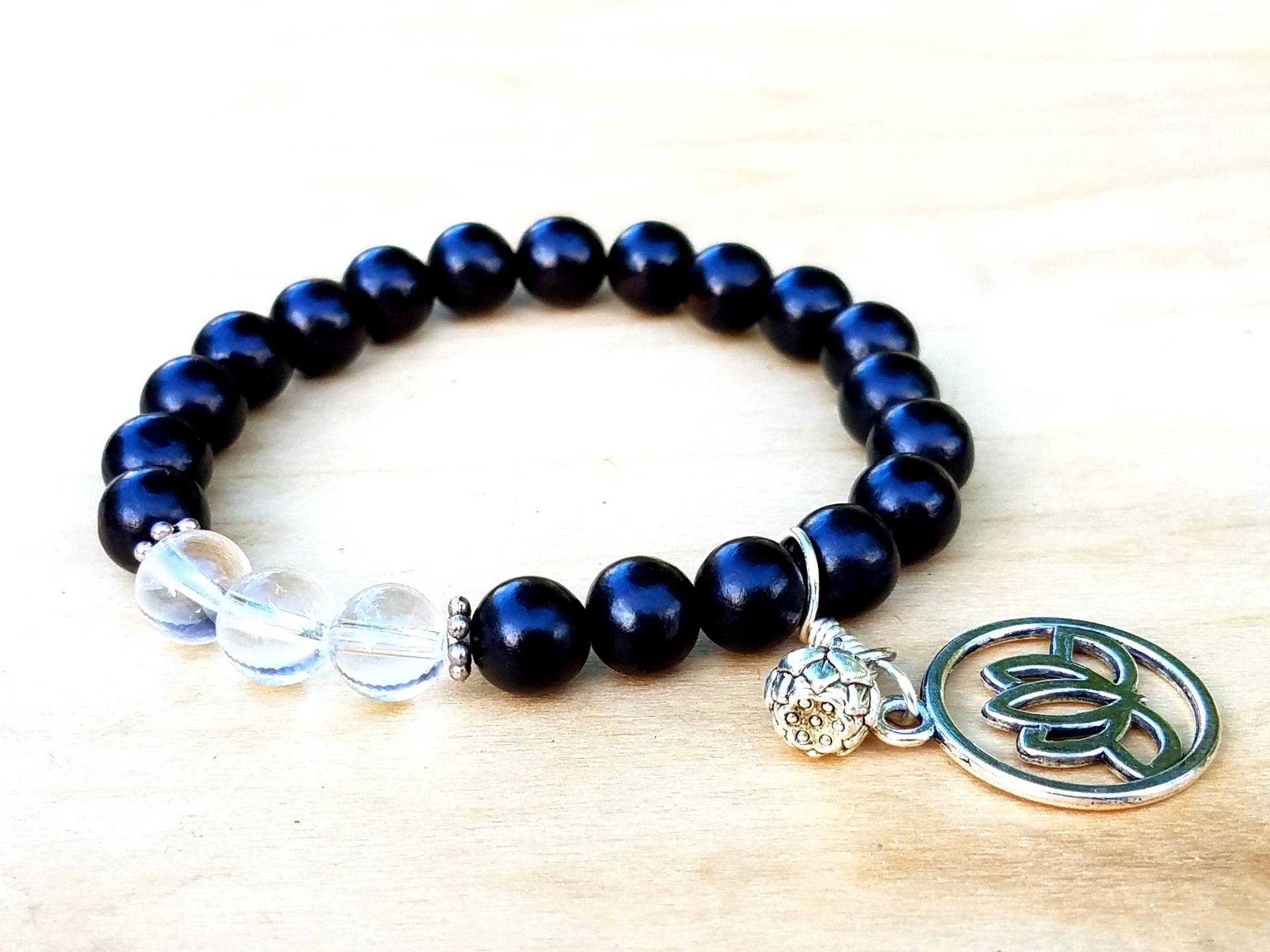 Lotus Charm Armband - Klar Quarz Perle Schwarz Sandelholz Blume -Charm Schwarze Perlen Lotus Charm Armband - Klar Quarz Perle Schwarz Sandelholz Blume -Charm Schwarze Perlen von TonicARTistry