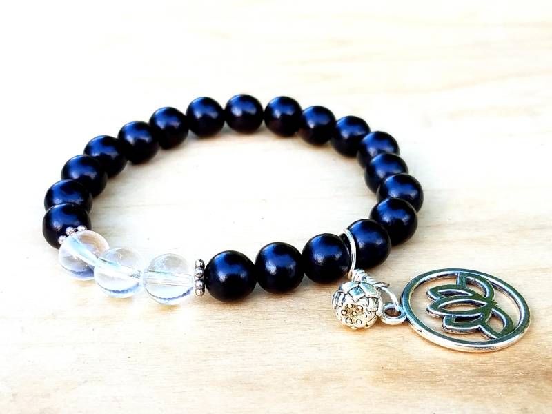Lotus Charm Armband - Klar Quarz Perle Schwarz Sandelholz Blume -Charm Schwarze Perlen von TonicARTistry