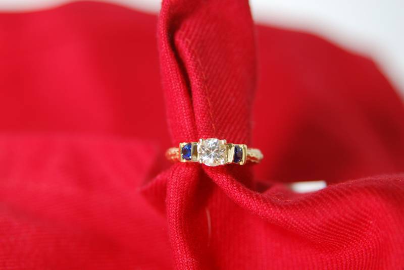 14K Gelbgold Damen Hand Geschnitzter Weißer Saphir Und Blauer Ring von TonisSouthernJewels