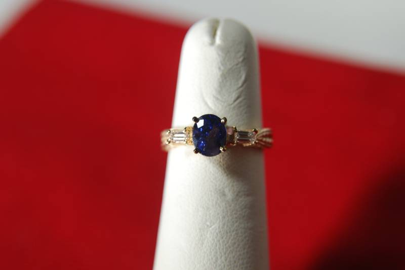14K Gelbgold Handgravierter Saphir Und Baguette Diamant Ring Größe 5 14K Gelbgold Handgravierter Saphir Und Baguette Diamant Ring Größe 5 von TonisSouthernJewels