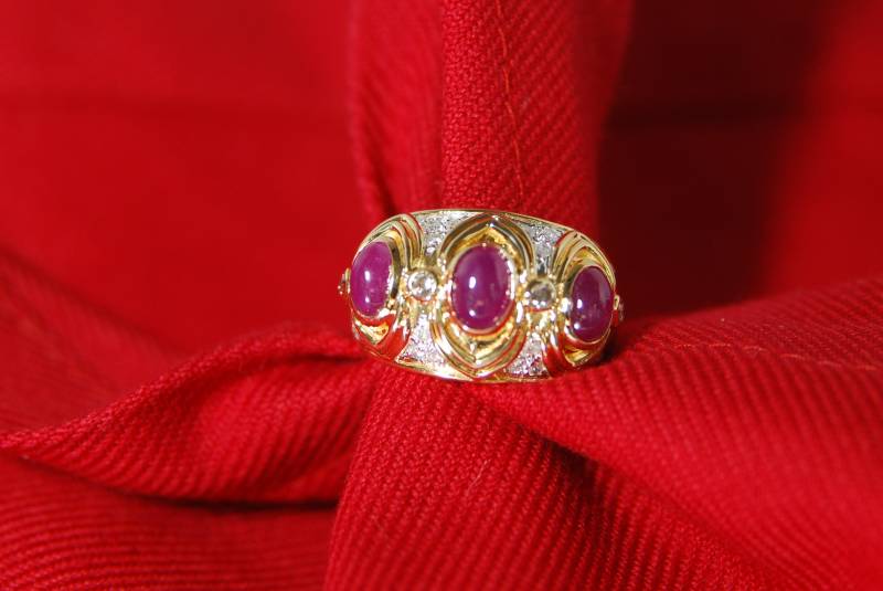 14K Gelbgold Und Cabachon Rubin Mit Diamant Pflastern Damenring 14K Gelbgold Und Cabachon Rubin Mit Diamant Pflastern Damenring von TonisSouthernJewels