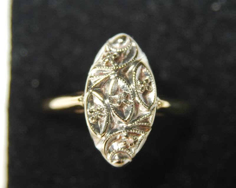 14K Zweifarbiger Damen Marquis Form Pflastern Oberer Antiker Design Ring Besetzt Mit 5 Runden Brillantschliff Weiß, Si Klarheit Diamanten .05 Ctw 14K Zweifarbiger Damen Marquis Form Pflastern Oberer Antiker Design Ring Besetzt Mit 5 Runden Brillantschliff Weiß, Si Klarheit Diamanten .05 Ctw von TonisSouthernJewels