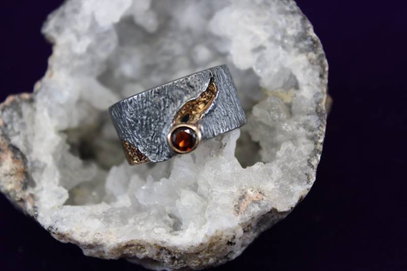 Distressed Finish Sterling Silber Lady Granat Ring Von Designer Kabriski von TonisSouthernJewels