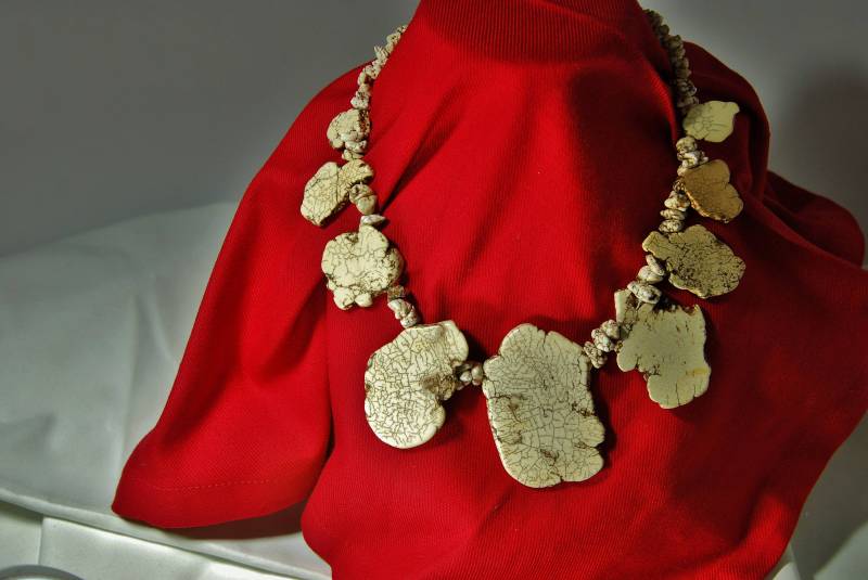 Echte Natürliche Weiße Türkis Perlen Halskette Echte Natürliche Weiße Türkis Perlen Halskette von TonisSouthernJewels