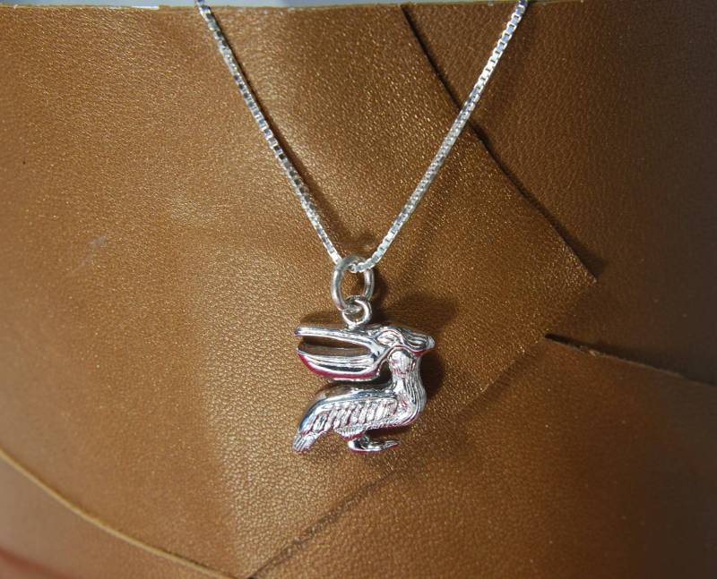 Hand Gefertigt 3/4 Zoll X Pelikan Charm Anhänger An 16 Sterling Silber Venezianerkette Hand Gefertigt 3/4 Zoll X Pelikan Charm Anhänger An 16 Sterling Silber Venezianerkette von TonisSouthernJewels