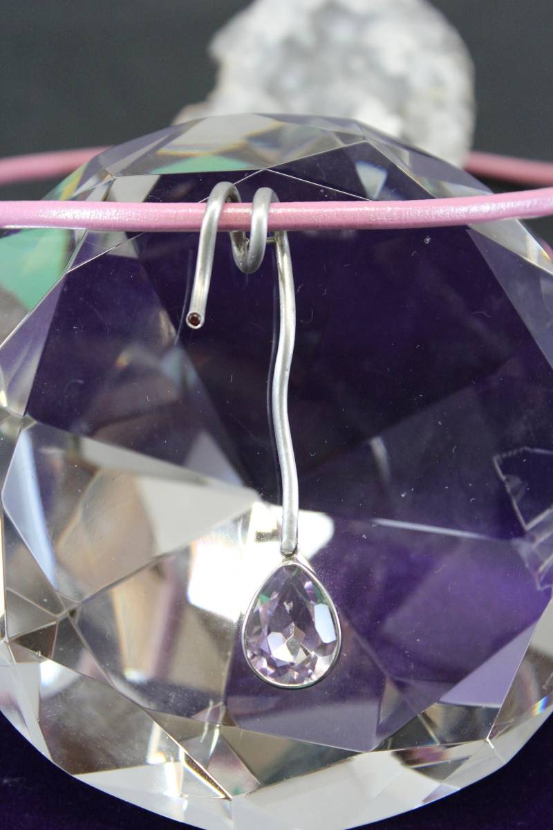 Handgefertigter Anhänger Aus Massivem Sterlingsilber Mit Amethyst Und Rotem Saphir An Lederband von TonisSouthernJewels