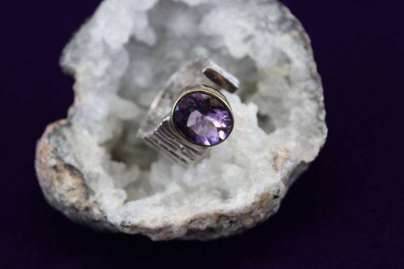 Lady Designer Juvite Sterling Silber Mit 18K Vermeil Akzent Amethyst Offener Schaftring von TonisSouthernJewels