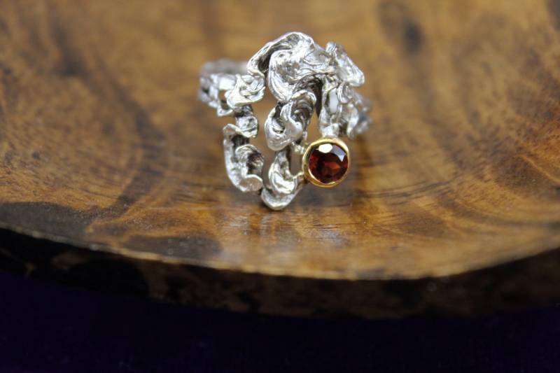 Lady Sterling Silber Mit 18K Vermeil Akzent Platte Handgemachte Wirbel Strukturierten Stil Granat Ring von TonisSouthernJewels