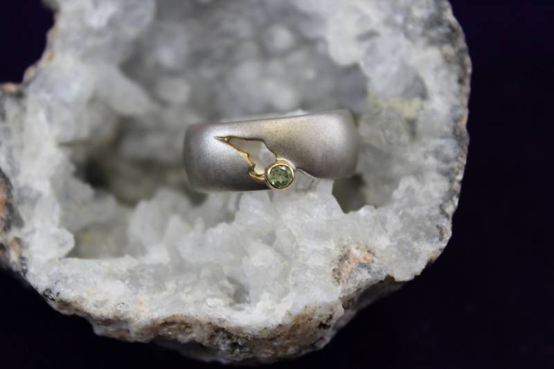 Lady Sterling Silber Offene Halbrunde Band Peridot Ring von TonisSouthernJewels