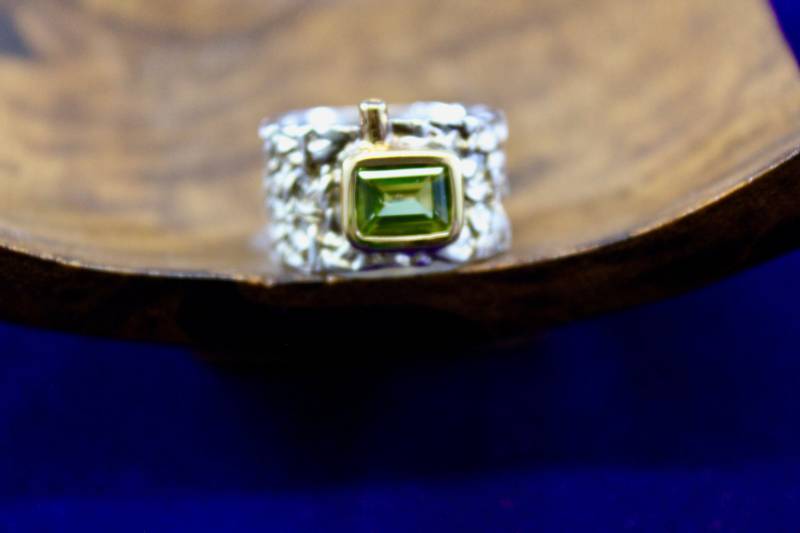 Lady Sterling Silber Und 18 Karat Vermeil Goldplatte Peridot Designer Juvite Ring von TonisSouthernJewels