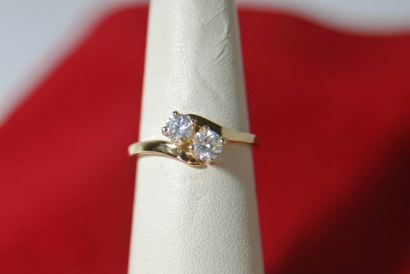 Lady's 14K Gelbgold Bypass Style Verlobungsring 2 Runder Diamantring Im Brillantschliff .57Ctw Lady's 14K Gelbgold Bypass Style Verlobungsring 2 Runder Diamantring Im Brillantschliff .57Ctw von TonisSouthernJewels