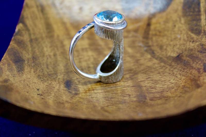 Lady's Tall Barrel Stil Maßgeschneiderte Rinde Strukturierte Handgearbeitete Blaue Topas Und Blauer Saphir Einzigartiger Modering von TonisSouthernJewels