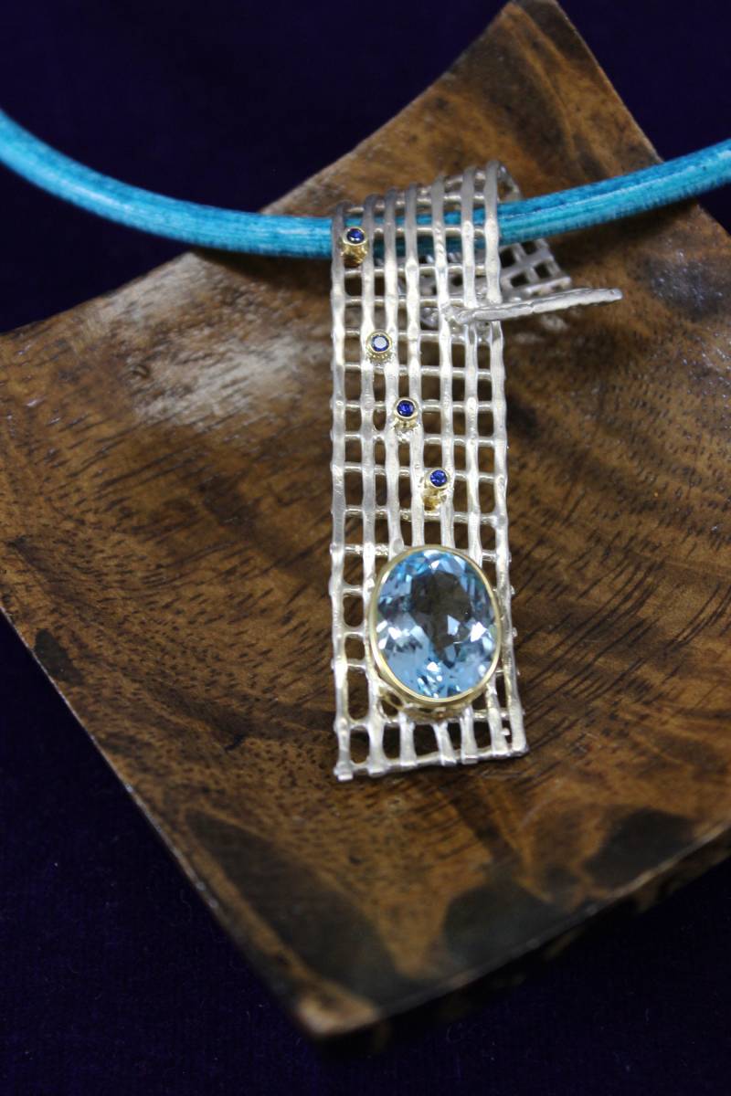 Massives Sterling Silber Rechteck Geformter Offener Käfig Design Handgemachter Blauer Topas Und Saphir Anhänger An Lederband von TonisSouthernJewels