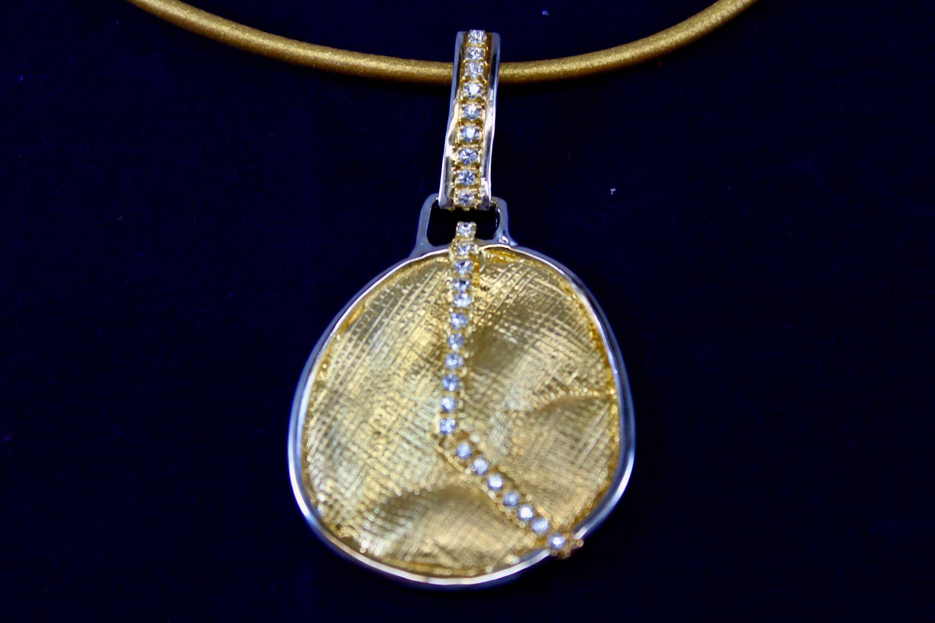 Massives Sterlingsilber Und 18K Vermeil Handgemachter Runder Scheibe Weißer Saphir Anhänger An Lederband Massives Sterlingsilber Und 18K Vermeil Handgemachter Runder Scheibe Weißer Saphir Anhänger An Lederband von TonisSouthernJewels