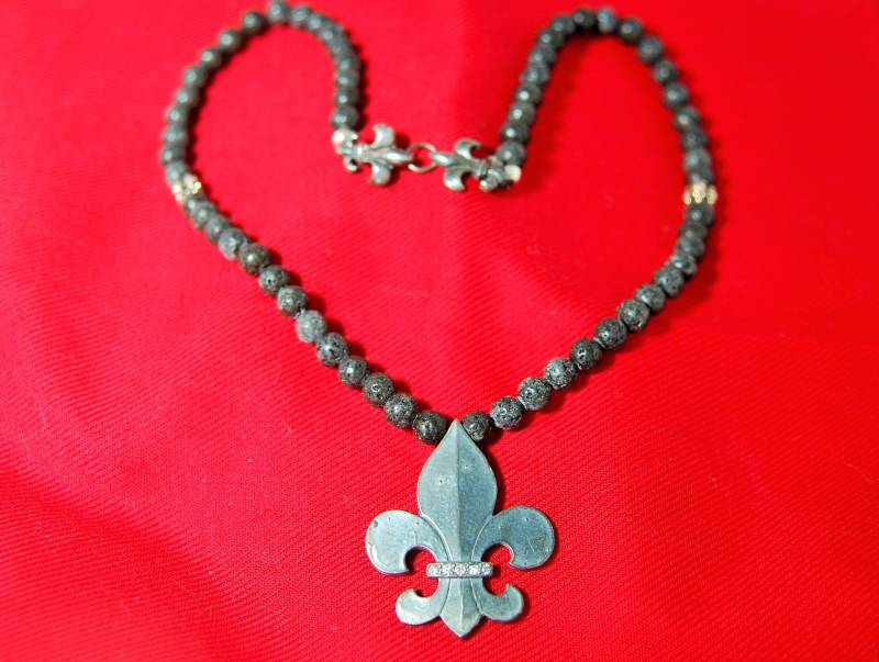 New Orleans Fleur De Lis Und Diamant Anhänger An Echter Schwarzer Lavaperle Mit Fang New Orleans Fleur De Lis Und Diamant Anhänger An Echter Schwarzer Lavaperle Mit Fang von TonisSouthernJewels