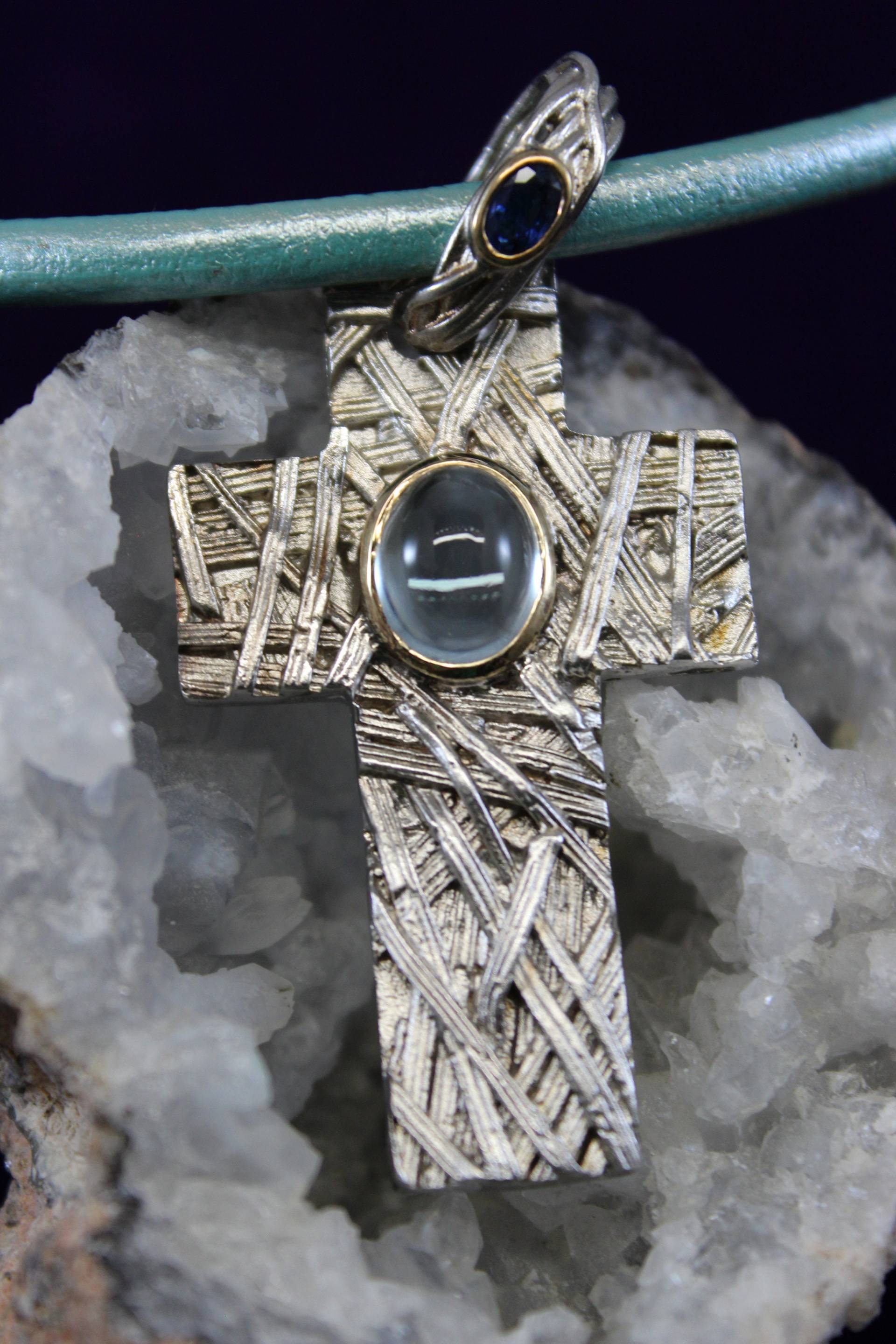 Signiert Juvite 2 1/4 Zoll Benutzerdefinierte Sterling Silber Strukturierten Blue Topaz & Sapphire Kreuz Auf Lederband Signiert Juvite 2 1/4 Zoll Benutzerdefinierte Sterling Silber Strukturierten Blue Topaz & Sapphire Kreuz Auf Lederband von TonisSouthernJewels